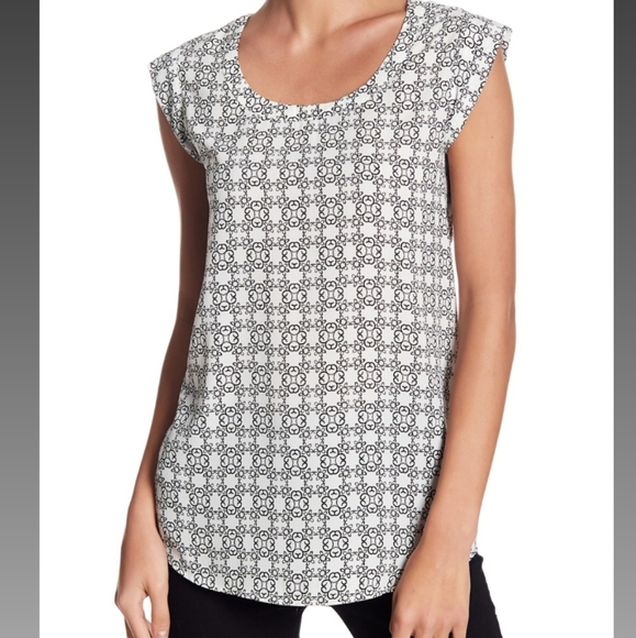 Pleione black & white geometric print short sleeve blous - Picture 1 of 4